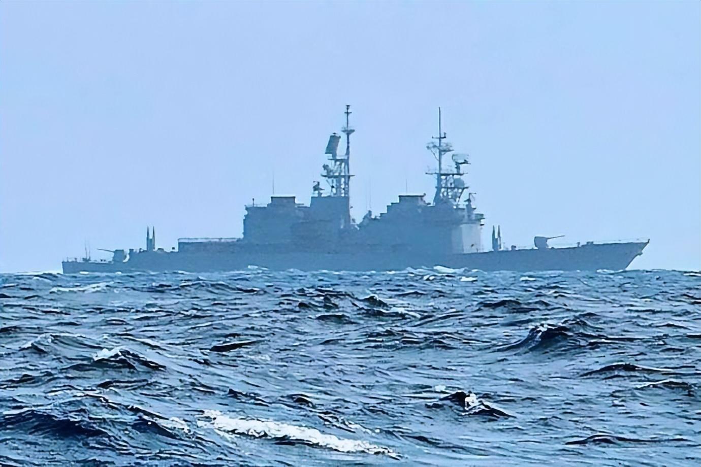 我军舰进入台海，展示捍卫国家主权与领土完整的决心，军舰驶入台海，坚定捍卫国家主权与领土完整的决心