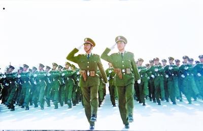 阅兵方队中的奥秘，为什么阅兵方队会选择352人并如何排列？，阅兵方队中的奥秘揭秘，为何选择352人排列？解密阅兵方队的排列方式。