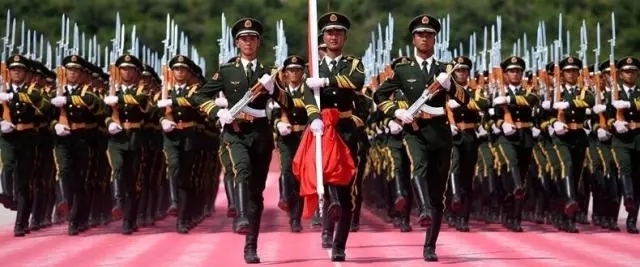 阅兵方阵中的铁骨铮铮——士兵们的腰杆挺直如铁，阅兵方阵中的铁骨铮铮，士兵腰杆如铁，展现坚毅风采