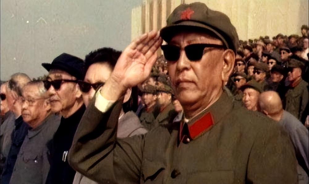 我国第一任国防部长，从硝烟中走出的民族英雄——林彪，林彪，首任国防部长与民族英雄，历史硝烟中的杰出人物