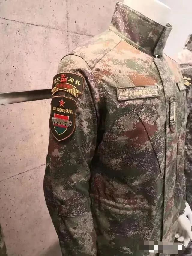 星空迷彩服背后的褶皱，一种时尚与实用的完美结合，星空迷彩服背后的褶皱，时尚与实用完美融合
