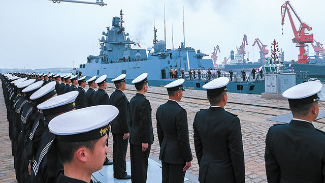 中国海军节青岛阅民——军民共庆海军荣耀与和平力量，军民共庆海军节，荣耀与和平力量的展示——中国海军节青岛活动纪实