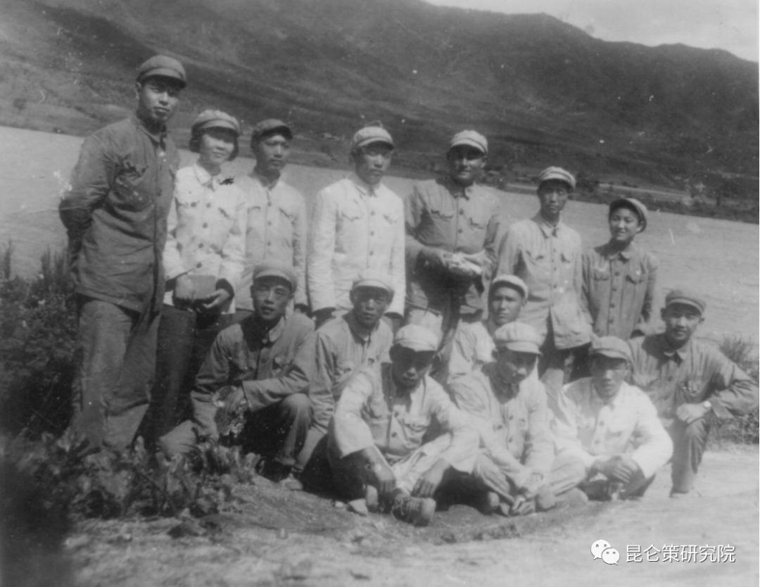 1953年志愿军空军，英勇无畏，铸就空中长城，英勇无畏的志愿军空军，铸就空中长城的壮举（1953年）