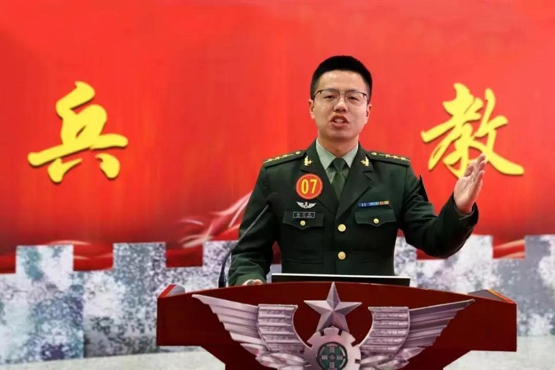 军人的情怀，坚韧、无私与崇高，军人的情怀，坚韧、无私与崇高的精神风貌