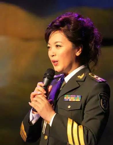 国防军事节目中的璀璨明珠，美女主持人照片背后的故事，国防军事节目中的明珠，美女主持人背后的故事