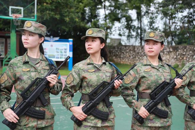 探索新时代女性力量，21新军装女兵的风采展现，新时代女性力量璀璨闪耀，21世纪女兵军装风采展现