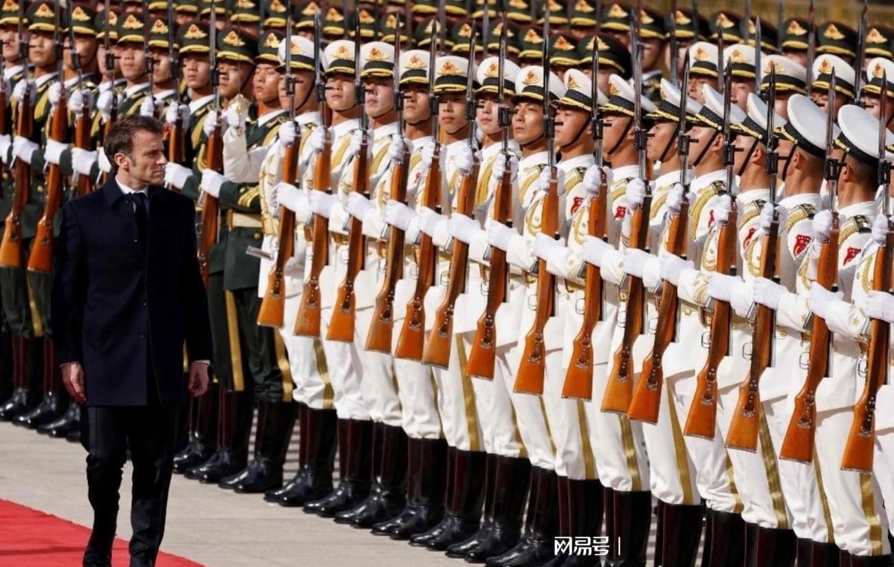 马克龙检阅中国三军仪仗队图片，跨越国界的友谊与军事交流，马克龙检阅中国三军仪仗队，跨越国界的友谊与军事交流瞬间
