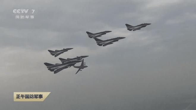 运-20与歼-10飞越金字塔，空中巨匠的壮丽航迹，空中巨匠壮丽航迹，运-20与歼-10飞越金字塔