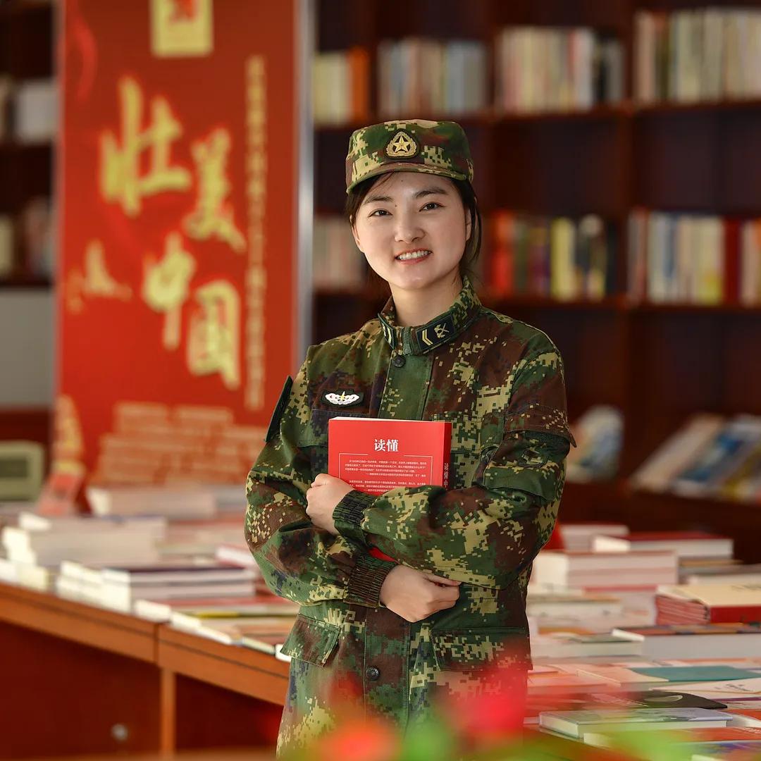 最美女兵退伍，荣耀与未来的交织，最美女兵退伍，荣耀与未来的碰撞