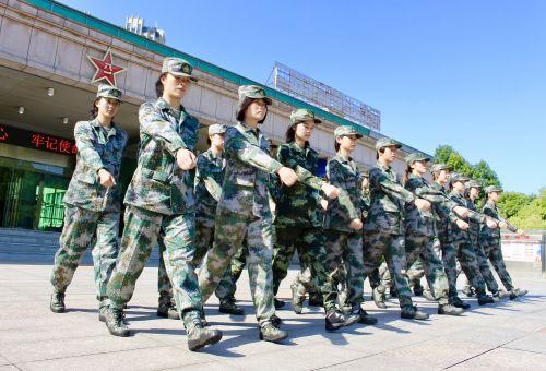 中国女兵，照片背后的训练故事，中国女兵，照片背后的刻苦训练故事