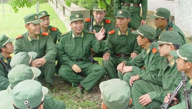 丁晓兵断臂照片背后的故事与拍摄者揭秘，丁晓兵断臂照片背后的故事，揭秘拍摄幕后与英雄传奇