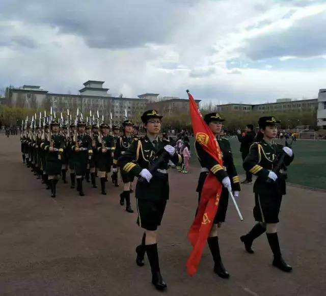 三军女兵方队护旗手谭艳梅，巾帼不让须眉的英勇传奇，三军女兵方队护旗手谭艳梅，巾帼英勇传奇