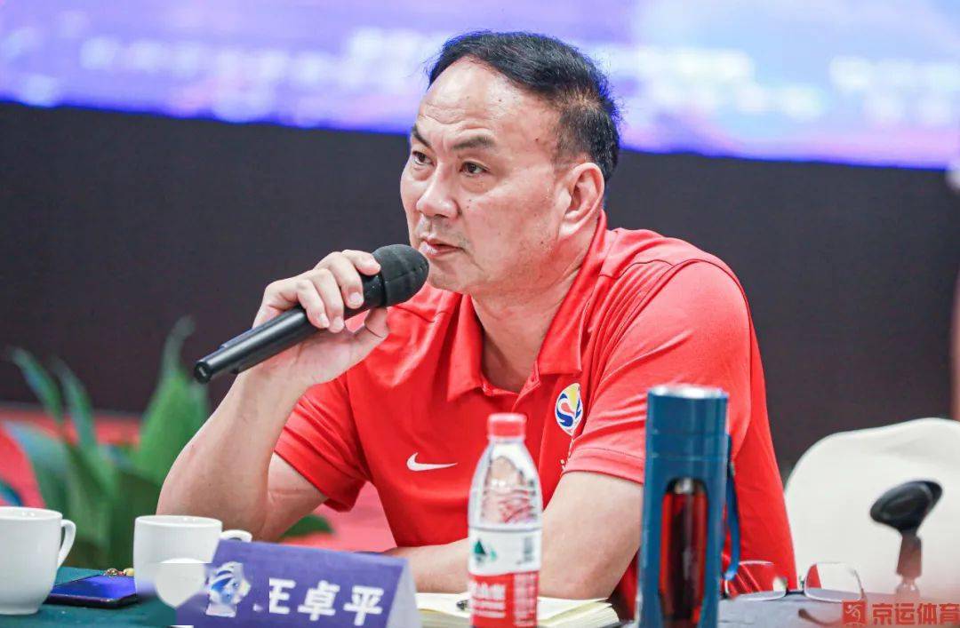 王卓平，一位引领时代的杰出人物，王卓平，时代引领者的杰出风采