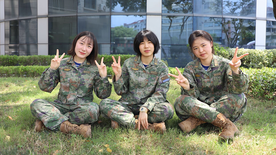 关于女兵的崛起，挑战与机遇并存，女兵崛起，挑战与机遇同行