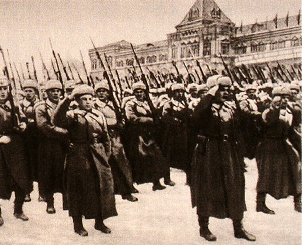 莫斯科两次红场阅兵，历史、意义与影响，莫斯科红场阅兵的双重历史意义与深远影响