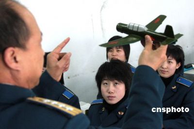 中国陆军首批女飞行学员毕业，突破天际的巾帼英雄，中国陆军首批女飞行学员毕业，巾帼英雄展翅高飞